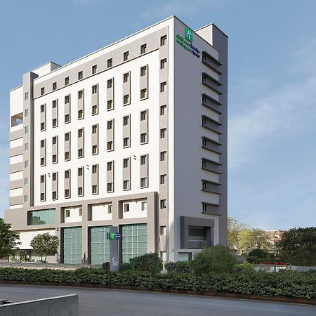 Holiday Inn Express Ahmedabad Prahlad Nagar By Ihg Экстерьер фото