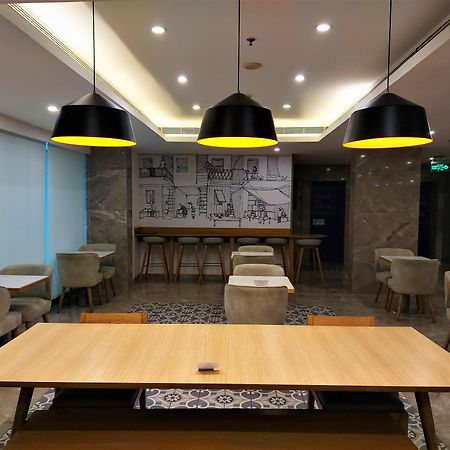 Holiday Inn Express Ahmedabad Prahlad Nagar By Ihg Экстерьер фото