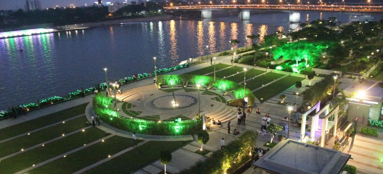 Holiday Inn Express Ahmedabad Prahlad Nagar By Ihg Экстерьер фото