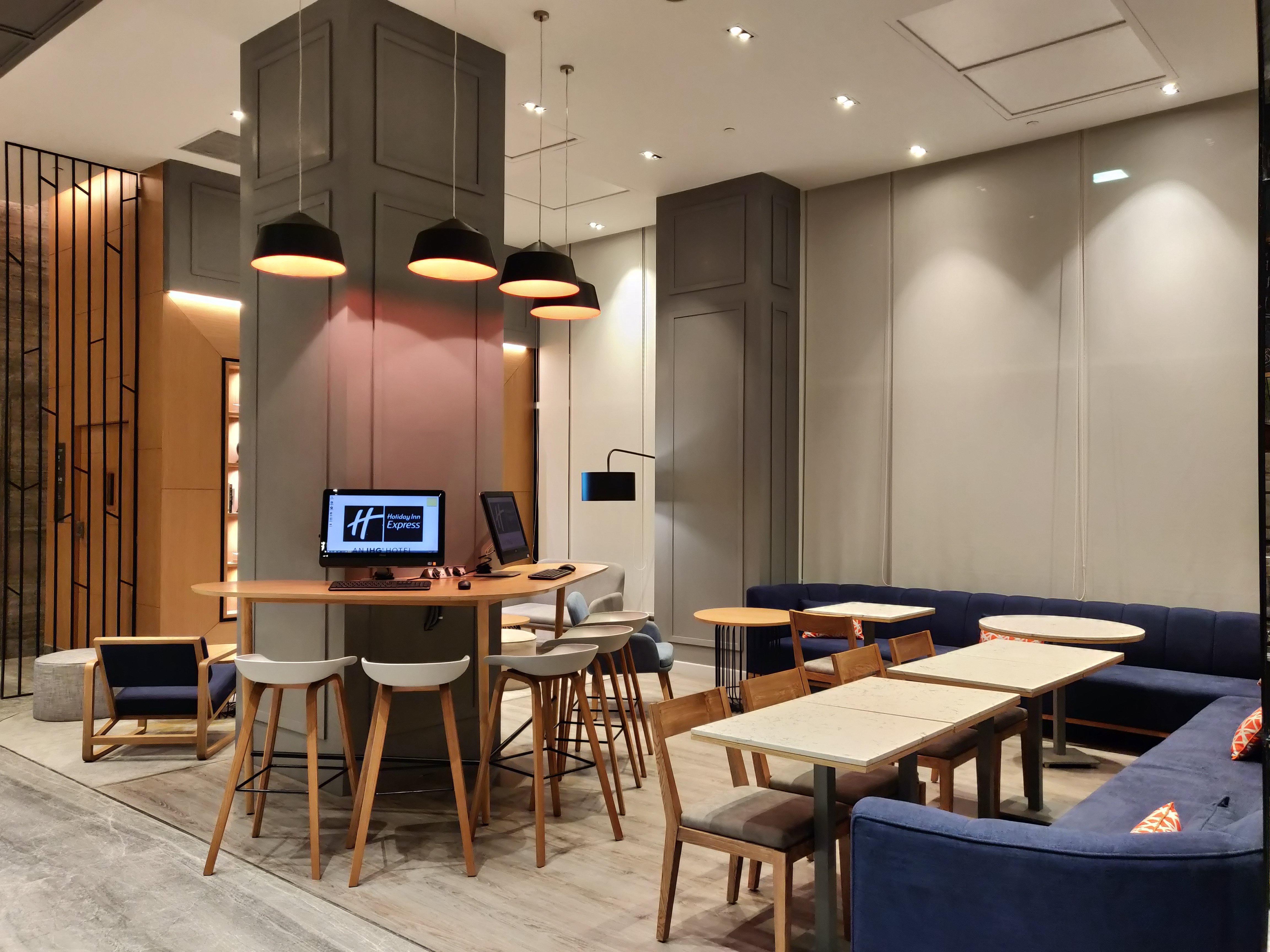 Holiday Inn Express Ahmedabad Prahlad Nagar By Ihg Экстерьер фото