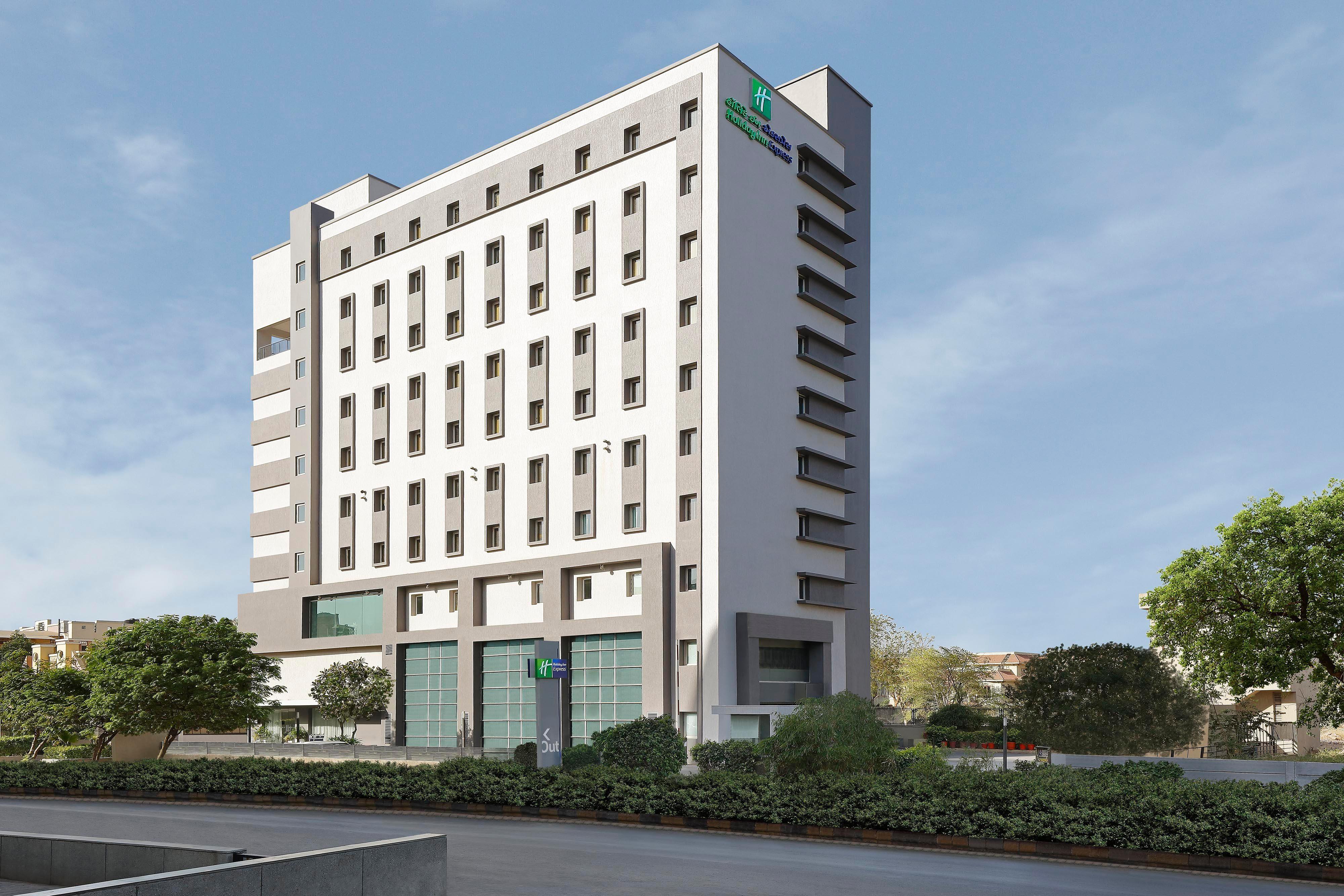 Holiday Inn Express Ahmedabad Prahlad Nagar By Ihg Экстерьер фото