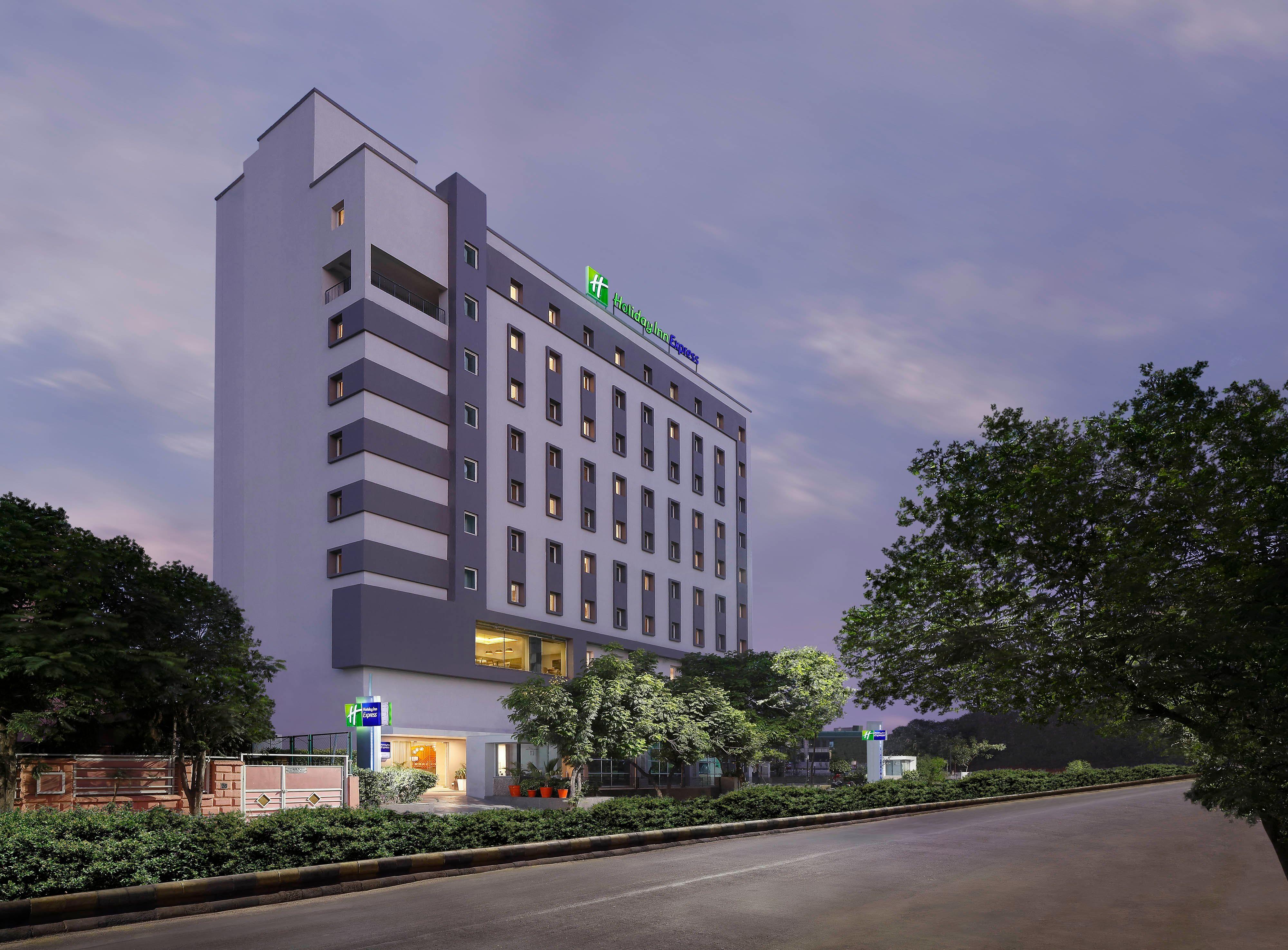 Holiday Inn Express Ahmedabad Prahlad Nagar By Ihg Экстерьер фото