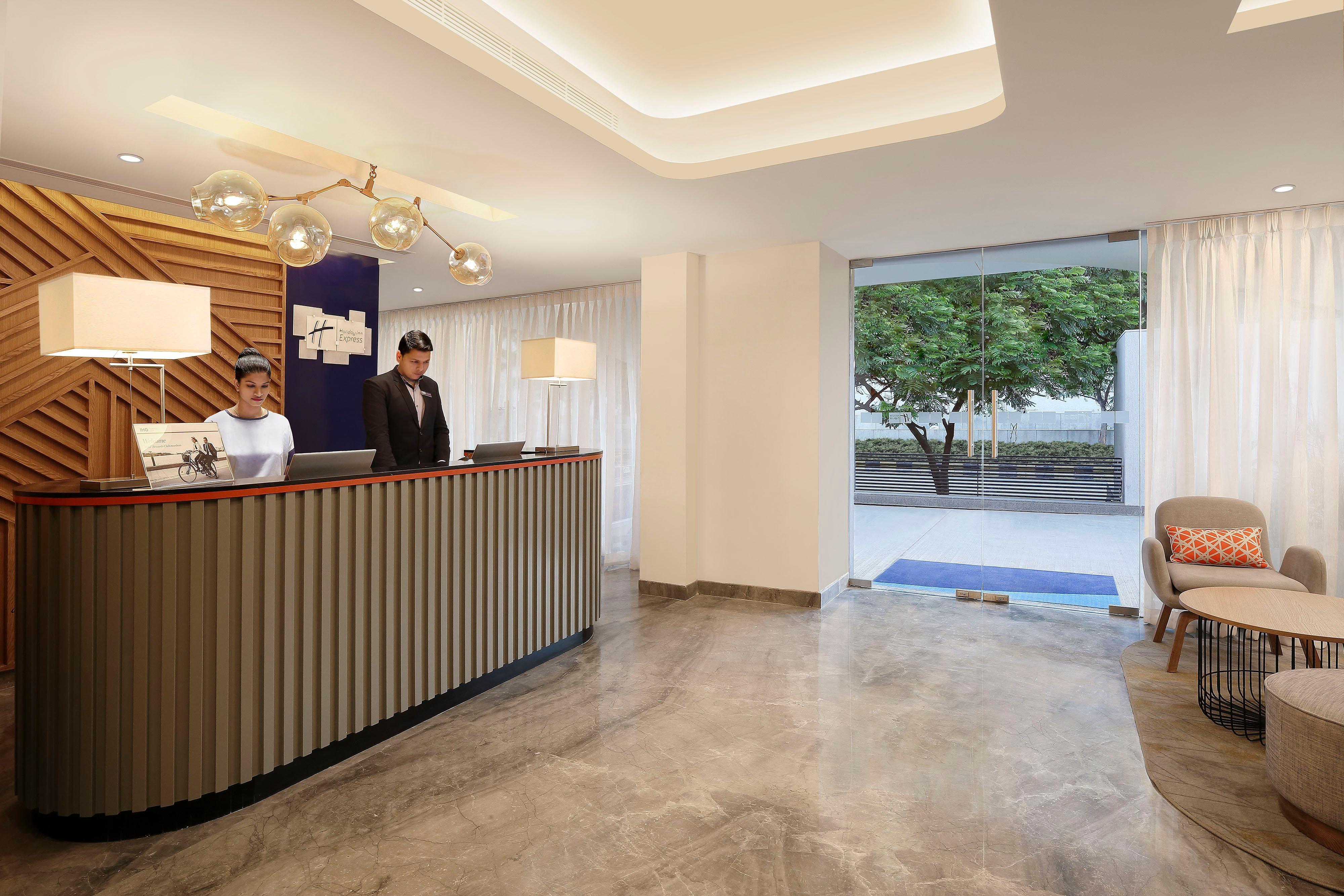 Holiday Inn Express Ahmedabad Prahlad Nagar By Ihg Экстерьер фото
